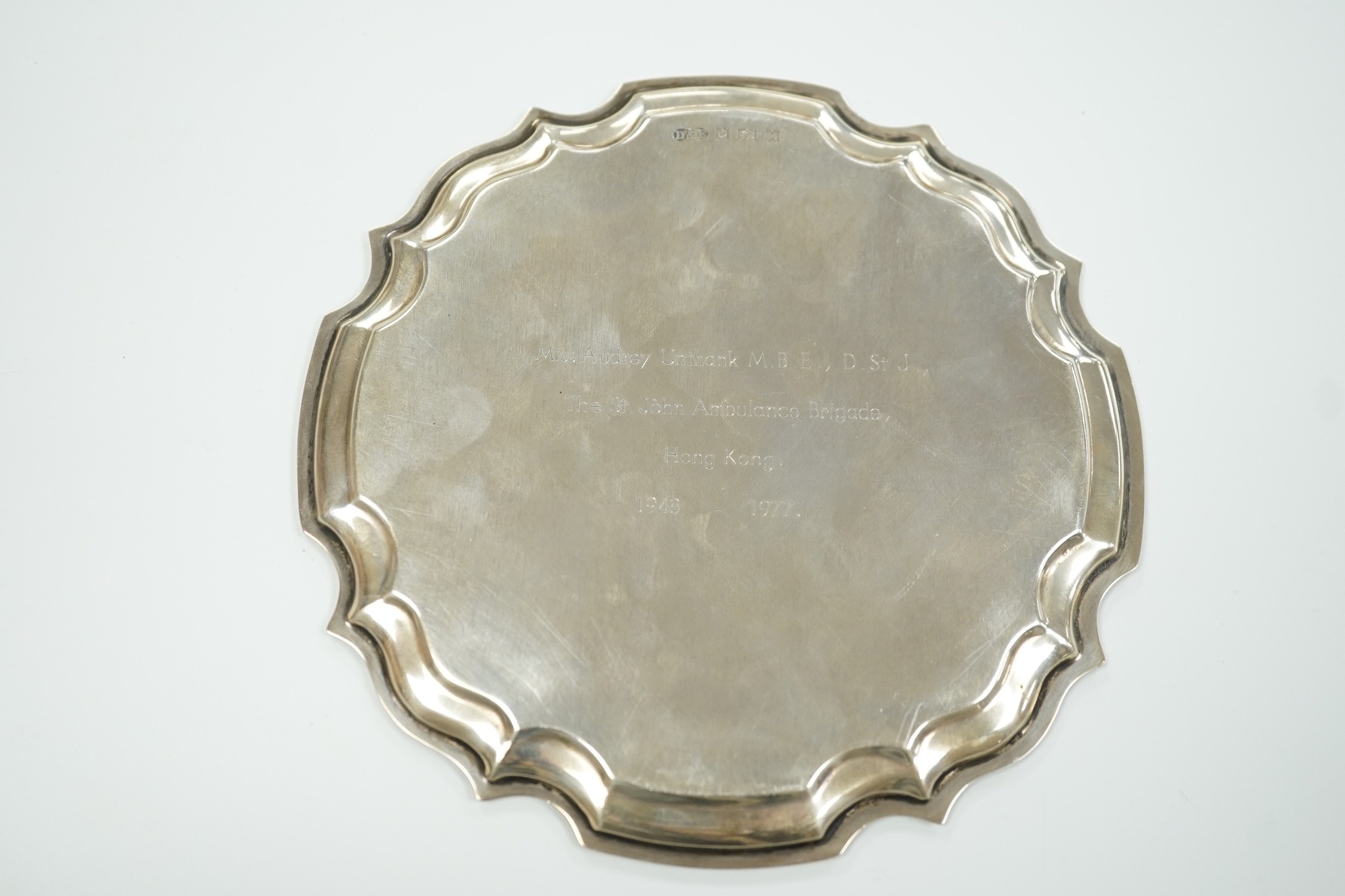 A modern silver presentation small tray, with engraved inscription relating to the St John Ambulance Brigade, Hong Kong, Birmingham, 1974, 15.6cm, 4.2oz.